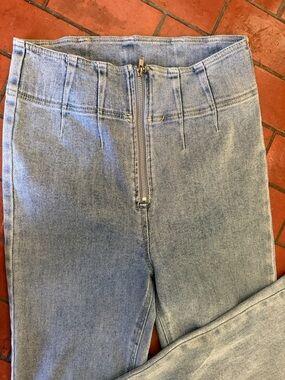 High-Rise Light Blue Women’s Jeans with Front Zip Closure S-M